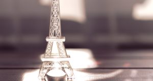 DIY: faça em casa suas plaquinhas AMOR e PARIS
