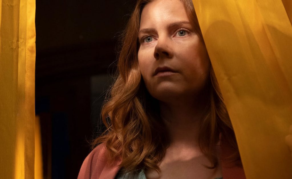 A mulher na janela suspense com Amy Adams vale a pena assistir?