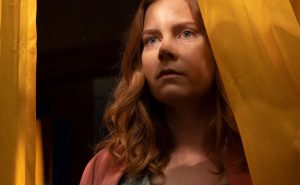 A mulher na janela suspense com Amy Adams vale a pena assistir?