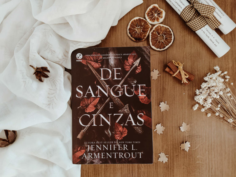 “De Sangue e Cinzas” o Aclamado Romance Com Fantasia